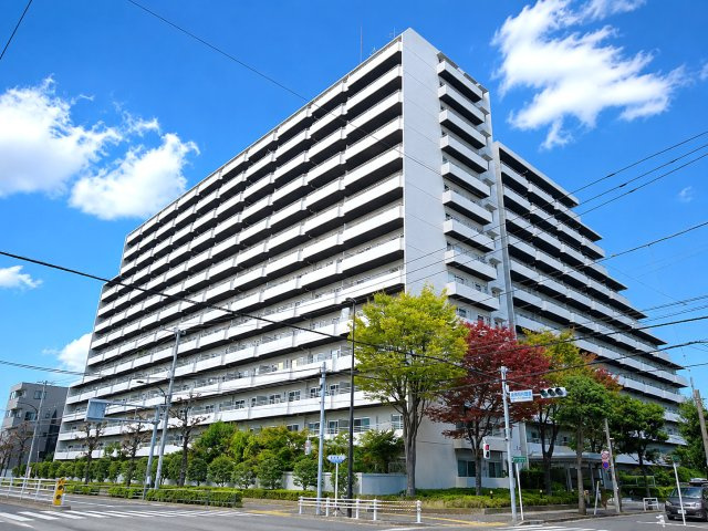 宇喜田ホームズの外観|総戸数221戸のビッグコミュニティ。豊かな緑とゆとりある住環境が、毎日の暮らしを心地よく彩ります。