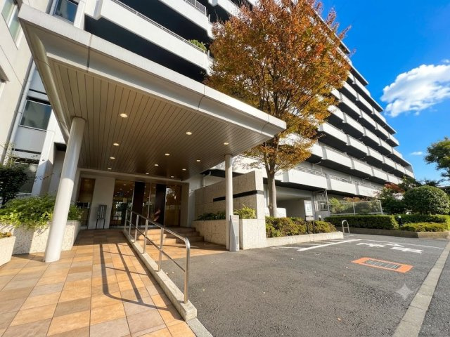宇喜田ホームズのエントランス|豊かな植栽に彩られた美しい外観。四季を感じながら心地よく暮らせる住環境です。