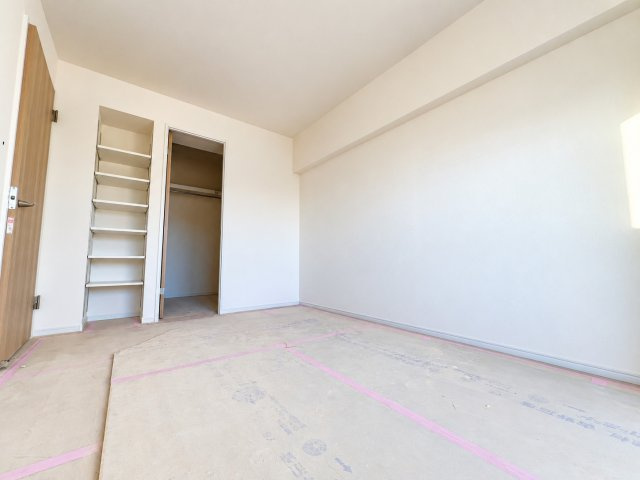 宇喜田ホームズの洋室|【10/12撮影】ただいま施工中！明るく心地よい空間へと仕上がる日が楽しみです！