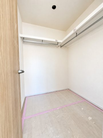 宇喜田ホームズの収納|【10/12撮影】ただいま施工中！完成後の仕上がりが今から楽しみなウォークインクローゼットです。