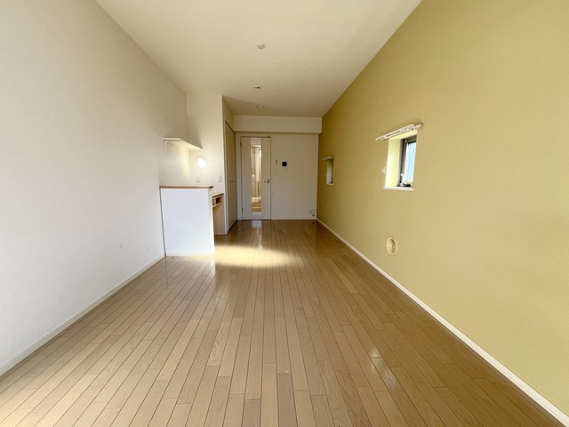 ＡＺＵＲＥ三宿の居間・リビング|★明るいフローリングの角部屋です★