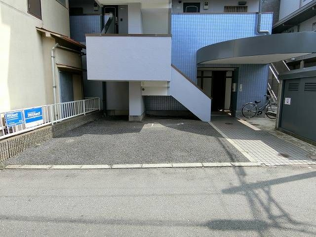 プラーズ六実の駐車場