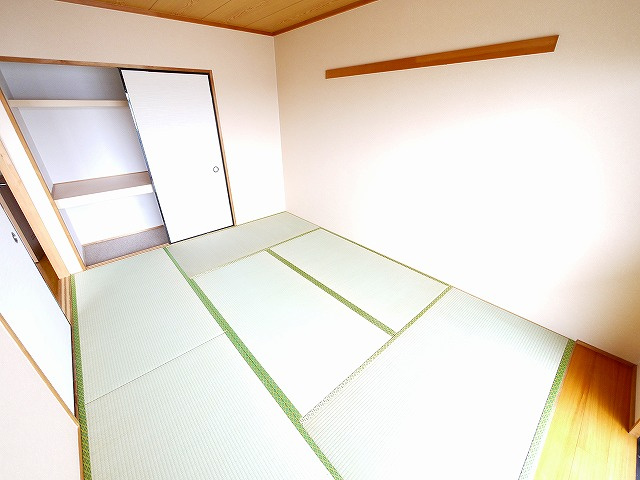 グランシャリオ（大安寺）の和室|明るい和室です