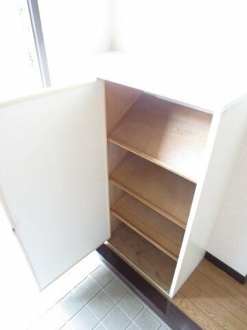 所沢市大字久米のアパートの玄関