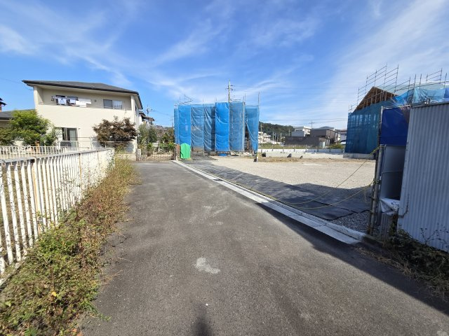 新築　桐生市東1丁目　2号棟の前面道路含む現地写真|現地写真　西側前面道路幅員約4.4ｍ　北東側前面道路幅員約3.3ｍ
