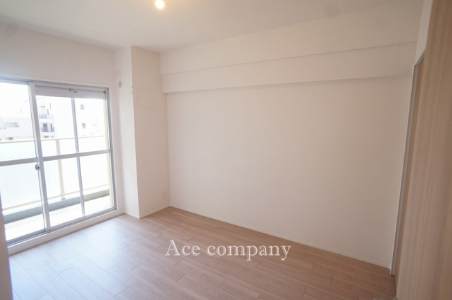 【子供部屋】 | 万葉ハイツ小阪菱屋西 | 【洋室2：約6帖】バルコニーに面したお部屋です☆
