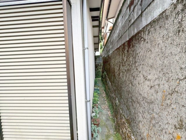 長崎県雲仙市小浜町雲仙 中古戸建のその他|隣地（南西側）との境界付近の様子