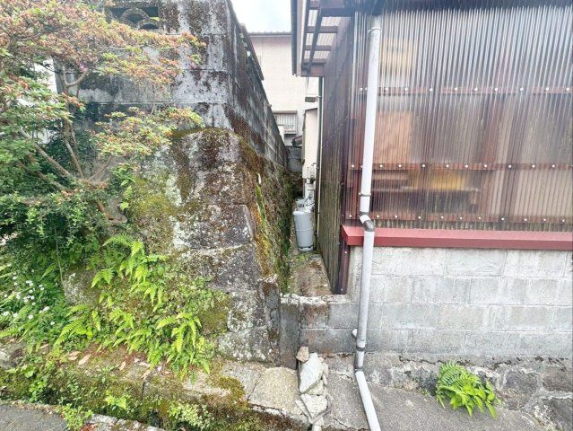 長崎県雲仙市小浜町雲仙 中古戸建のその他|隣地（南東側）との境界付近の様子