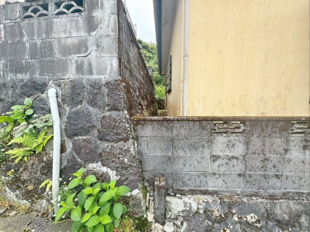 長崎県雲仙市小浜町雲仙 中古戸建のその他|隣地（北西側）との境界付近の様子