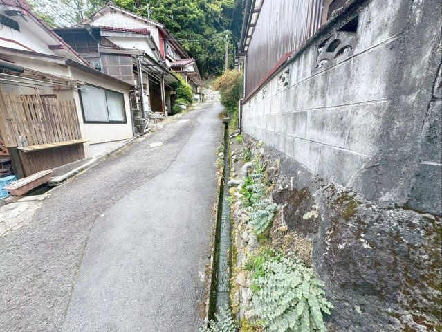 長崎県雲仙市小浜町雲仙 中古戸建の前面道路含む現地写真|前面道路（43条但し書き道路）
