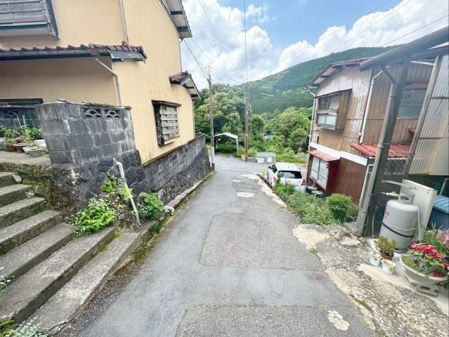 長崎県雲仙市小浜町雲仙 中古戸建の前面道路含む現地写真|最寄りバス停まで徒歩圏内！