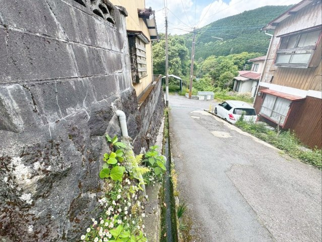 長崎県雲仙市小浜町雲仙 中古戸建の前面道路含む現地写真|島鉄バス「一本柱鳥居前」停まで徒歩約3分！