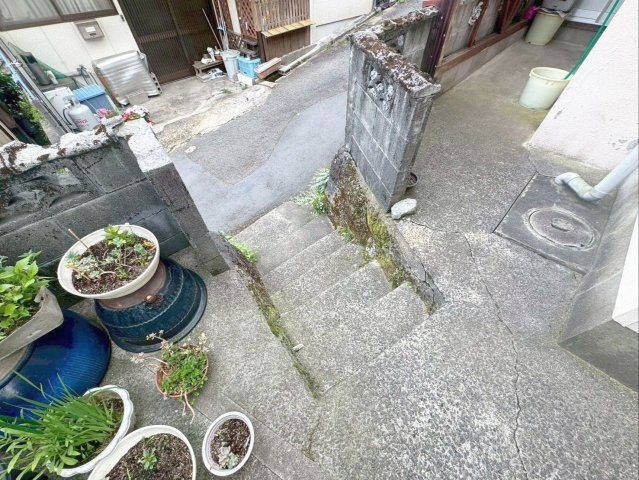 長崎県雲仙市小浜町雲仙 中古戸建の外観|前面道路と高低差のある宅地！プライバシーが確保されていますね！