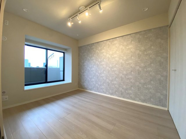 ライオンズプラザ新板橋の洋室|5.5帖のゆとりある洋室スペースです。バルコニーに面した明るい空間で、心地よい風と光を感じながら過ごせます。クローゼットが設置されているためお部屋を広く使うことが可能です。