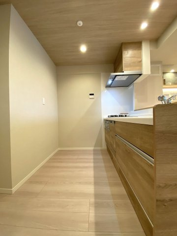 ライオンズプラザ新板橋のキッチン|ゆったりとした幅が確保されたシステムキッチンです。広々とした調理スペースで包丁仕事や下ごしらえもスムーズに行え、ご家族やお子様と一緒に並んで楽しくお料理をお楽しみいただけます。