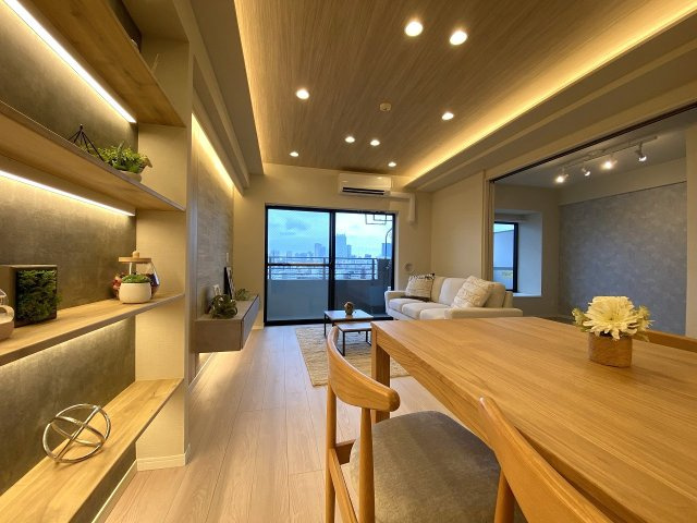 ライオンズプラザ新板橋の居間・リビング|ダイニング家具を配置しやすい使い勝手の良い形状です。大きな窓から優しい自然光が差し込み、毎日の朝食や夕食の時間をご家族みんなで明るく快適に過ごせる空間が広がっています。