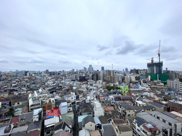 ライオンズプラザ新板橋の展望|12階部分につき眺望・通風ともに良好な心地よい景色が広がります。前面に遮るものがなく、爽やかな風と明るい光を感じながら日々の疲れをリフレッシュできる非常に恵まれた環境です。