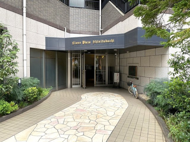 ライオンズプラザ新板橋|マンションの表情とも言える清潔感にあふれたエントランスアプローチです。手入れの行き届いた敷地からは管理体制の良さが感じられ、毎日の帰り道を温かく迎え入れてくれます。