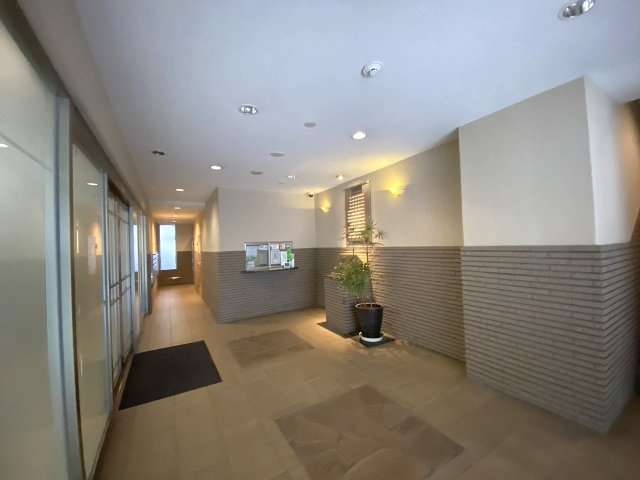 ライオンズプラザ新板橋のエントランス|安心のオートロックシステムを完備したエントランス前です。不審者の侵入を防ぎ、住まう方の安全とプライバシーをしっかり守るため、女性やお子様も安心・快適に生活していただけます。