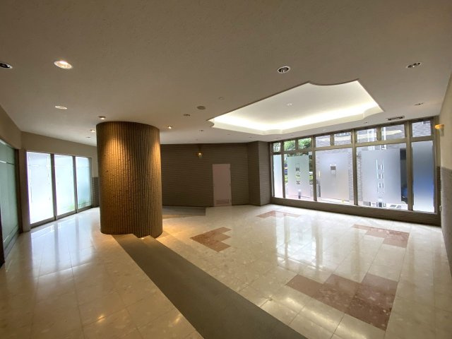 ライオンズプラザ新板橋のエントランス|オートロックを通過した後の開放的なエントランスホールです。明るく清潔感があり、防犯性に優れているため住まう方の安全を守り、毎日の帰り道を心地よく温かく迎えてくれる安心の共用空間です。