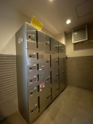 ライオンズプラザ新板橋の設備|24時間いつでも荷物が受け取れる便利な宅配ボックスを設置しております。外出中やお仕事で忙しい日でも配達時間を気にせず荷物を受け取れるため、日々の暮らしの利便性が向上します。