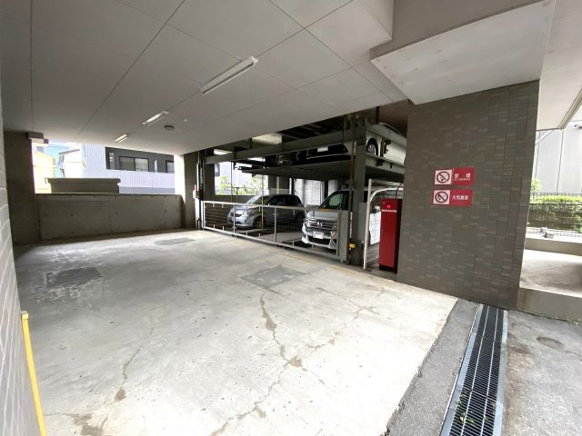 ライオンズプラザ新板橋の駐車場|敷地内に用意された駐車場スペースです。愛車を身近に保管できるため、普段のお買い物や週末の家族でのお出かけもスムーズに移動でき、快適なカーライフをしっかりサポートします。