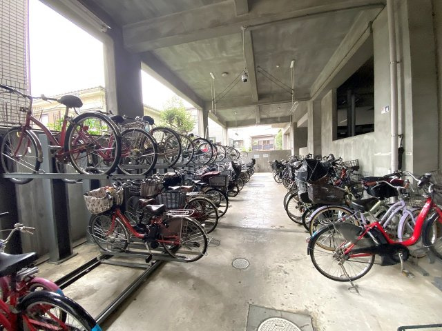 ライオンズプラザ新板橋の駐輪場|屋根付きの敷地内駐輪場を完備しております。大切な自転車を雨風や直射日光からしっかりと守ることができ、通勤や通学、日々のお買い物などで自転車をご利用される方に大変嬉しい設備です。