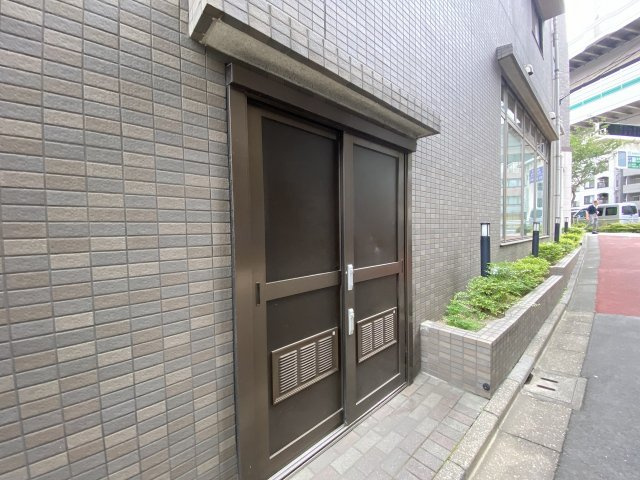 ライオンズプラザ新板橋のその他共用部分|敷地内にしっかり管理された専用のゴミ捨て場を完備しております。清掃が行き届いた衛生的な環境が保たれており、毎日のゴミ出し作業もストレスなくスムーズに行っていただくことができます。