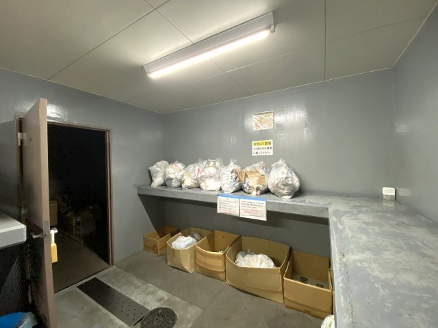 ライオンズプラザ新板橋のその他共用部分|綺麗に整理整頓されたゴミ捨て場の内部様子です。しっかりと囲われたスペースとなっているため衛生面や防犯面にも配慮されており、日常のゴミ出しを快適に行っていただける共用施設です。