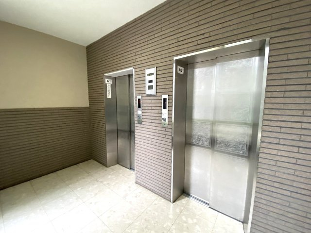 ライオンズプラザ新板橋のその他共用部分|日々の昇り降りを快適にサポートするエレベーターを完備しております。重い荷物を持っている日やベビーカーでの移動時にもスムーズに各階へ移動でき、快適な生活空間を提供してくれます。