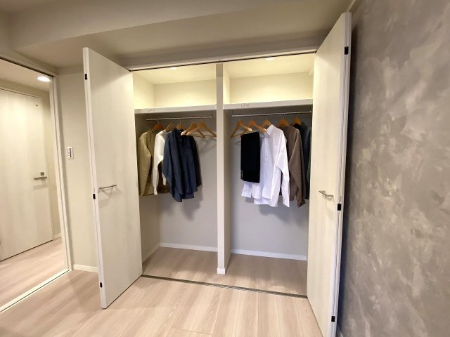 ライオンズプラザ新板橋の収納|洋室（間取り図左上）に設置された便利な収納スペースです。衣類や日用品、季節物などをすっきりと整理整頓して保管できるため、お部屋のスペースを有効に活用し、広々と快適にお使いいただけます。