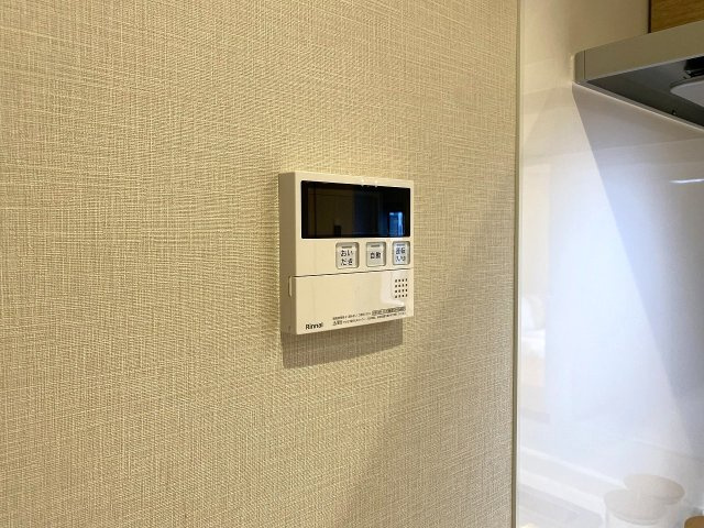 ライオンズプラザ新板橋の発電・温水設備|冷めたお湯をワンタッチで温め直せる便利な追い焚き機能付き給湯リモコンです。ご家族で入浴時間が異なる場合でも、いつでも温かいお風呂に浸かることができ、快適なバスタイムをサポートします。