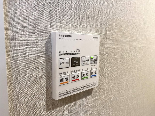 ライオンズプラザ新板橋の冷暖房・空調設備|天候を気にせずお洗濯物を乾かせる便利な浴室換気乾燥機付きです。カビの発生を抑えて浴室を衛生的に保つだけでなく、冬場のヒートショック対策や暖房としても大活躍する快適な設備です。