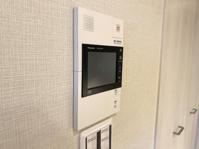 ライオンズプラザ新板橋のセキュリティ|室内から訪問者の姿を映像と音声で確認できる安心のTVモニター付きインターホンです。防犯性に配慮された設備となっており、不審者の侵入を防いで女性やお子様のお留守番も安心です。