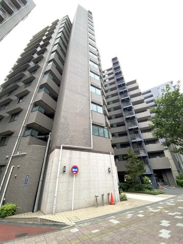 ライオンズプラザ新板橋の外観|落ち着いた色合いの外観デザインが印象的なマンションです。周辺環境と美しく調和しており、管理体制の良さが感じられます。前面道路も整っており、毎日の通勤・通学も快適に行える住環境です。
