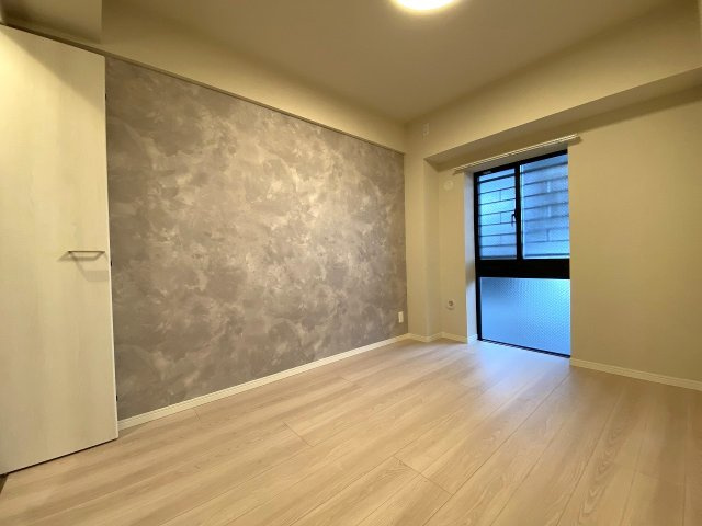 ライオンズプラザ新板橋の寝室|5.3帖の明るく快適な洋室スペースです。独立性が高く、寝室や書斎、子ども部屋など多目的にご活用いただけます。収納クローゼットも完備されているため、お部屋をすっきりと保つことができます。
