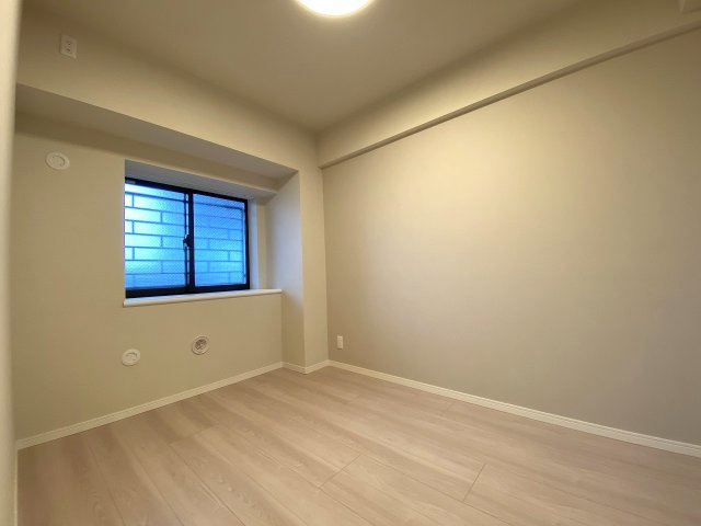 ライオンズプラザ新板橋の子供部屋|4.8帖の使い勝手の良い洋室スペースです。お部屋のレイアウトがしやすく、子供部屋やワークスペースとして多用途に活躍します。クローゼット完備で衣類や荷物もすっきり収納できます。