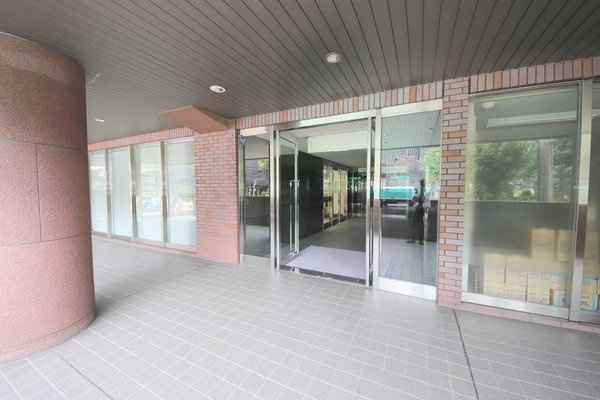 OMマンション東生駒のエントランス