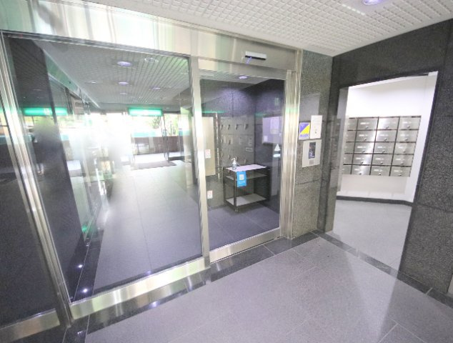 OMマンション東生駒のエントランス