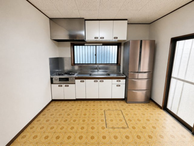 【キッチン】 | 駿河区東新田　中古住宅 | 明るいダイニングキッチン（現況は売主様の家具あり）