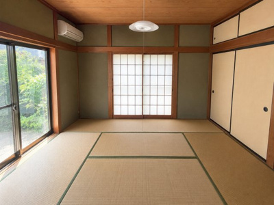 【和室】 | 駿河区東新田　中古住宅 | 1階和室　お庭に面した明るいお部屋です（現況は売主様の家具あり）