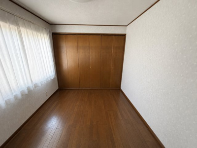 【洋室】 | 駿河区東新田　中古住宅 | 2階洋室　大きなクローゼットが魅力の一室（現況は売主様の家具あり）