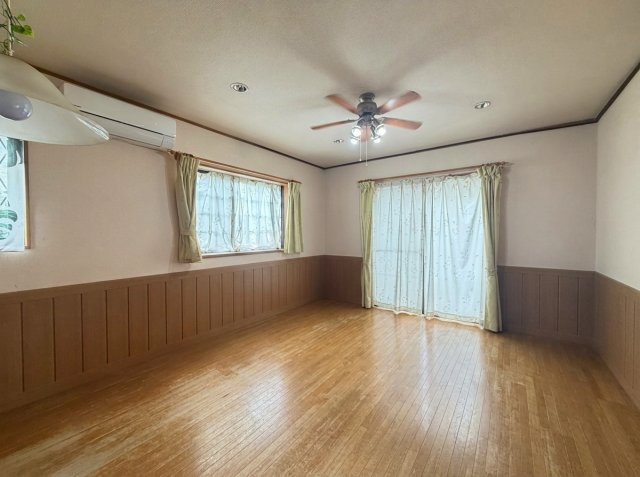【居間・リビング】 | 本庄市東台4丁目　中古戸建 | ※掲載写真は一部AI画像加工により、家具・家財等を削除しております。現況と異なる場合は現況を優先とします。