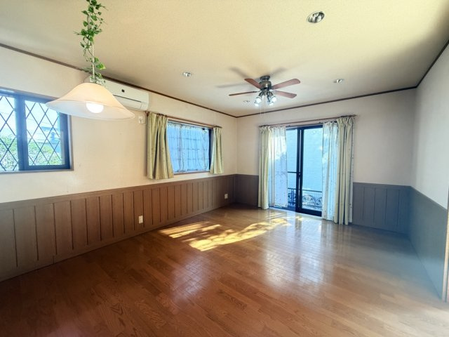 【居間・リビング】 | 本庄市東台4丁目　中古戸建 | ※掲載写真は一部AI画像加工により、家具・家財等を削除しております。現況と異なる場合は現況を優先とします。