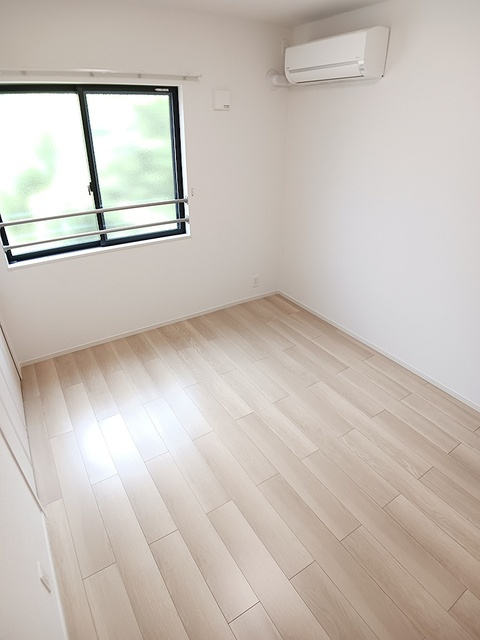 シャトーＫＩＮＫＩ　Ａの寝室|寝室にもエアコンあり