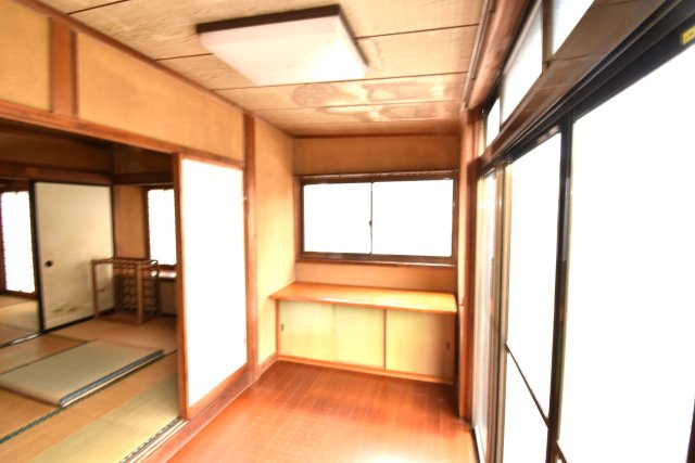 東光台　中古一戸建の和室|和室脇の広縁です。ペタンと座れる、ゴロンと横になれる、そういう場所があるとホッとします。小さなお子さまとのお昼寝にもいいですね。収納スペースとして押入れもあります。