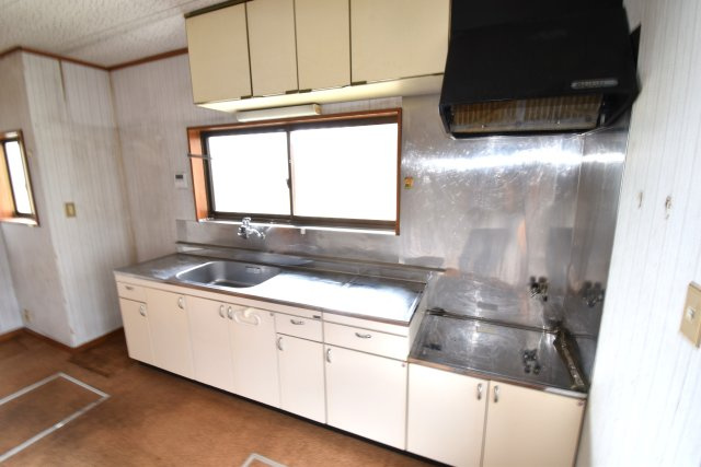 東光台　中古一戸建のキッチン|広いキッチンはそこで食事も可能です。後片づけの間も会話が楽しめ、家族に一体感が生まれます。十分な広さのキッチンなら、ご夫婦やお子さまとで作業を分担したい時にも便利です。