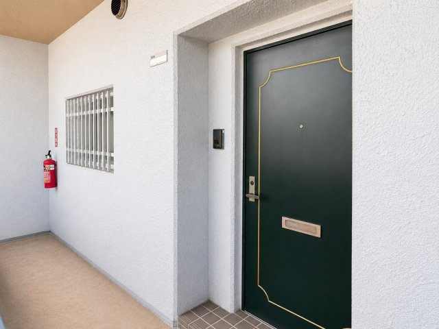 チュリス南熊本　南向き｜91㎡超のゆとりある5DKの玄関|806号室玄関前。共用廊下から玄関までの様子です。
