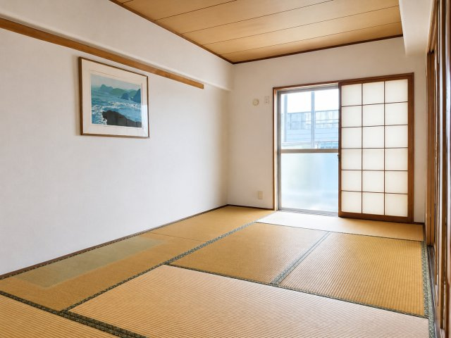 チュリス南熊本　南向き｜91㎡超のゆとりある5DKの和室|明るく落ち着いた和室。窓から光が入り、開放感があります。