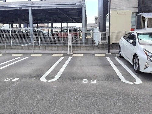 サーパス西長瀬グランテラスの駐車場|敷地内平面駐車場　※2026年5月撮影